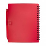 Libreta de plástico reciclado con bolígrafo con soporte tinta azul color rojo segunda vista trasera