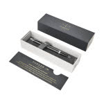Bolígrafo bicolor con acabados metálicos color negro con caja