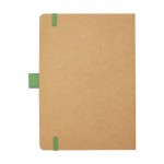 Libreta de papel reciclado con portabolígrafo A5 hojas a rayas color verde segunda vista trasera