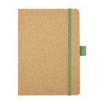 Libreta de papel reciclado con portabolígrafo A5 hojas a rayas color verde segunda vista frontal
