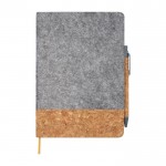 Libreta con tapa dura de corcho y fieltro reciclado A5 hojas a rayas color natural segunda vista frontal
