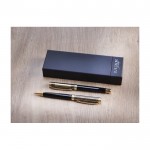 Set de bolígrafo y roller con acabado de cromado dorado tinta azul color dorado imagen de estilo de vida