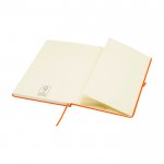 Cuaderno con esquinas redondeadas y tapa suave A5 hojas a rayas color naranja tercera vista