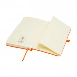 Libreta de tapa dura con cubierta de tacto suave A6 hojas a rayas color naranja tercera vista