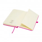 Libreta de tapa dura con cubierta de tacto suave A6 hojas a rayas color rosa tercera vista