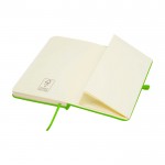 Libreta de tapa dura con cubierta de tacto suave A6 hojas a rayas color verde lima tercera vista