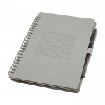 Libreta de tapa dura reutilizable con bolígrafo tinta negra color gris vista detalle con logo