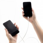 Powerbank de ABS reciclado con varios puertos 10.000 mAh vista de ambiente