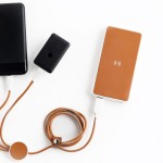 Batería externa inalámbrica con cuero reciclado 8.000 mAh vista de ambiente