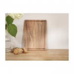 Tabla de cortar de madera de acacia con certificación FSC color madera imagen de estilo de vida
