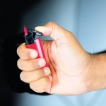 Mechero electrónico con llama resistente a la fuerza del viento vista 1