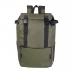 Mochila de poliéster reciclado 900D de gran capacidad con correas color verde tercera vista frontal