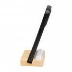 Soporte para teléfono de bambú con juguete antiestrés de teclas color madera vista lateral