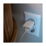 Cargador Xtorm XG2SL033 Go2 SlimLine ultrafino y compacto de 33W color blanco imagen de estilo de vida