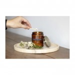 Vela perfumada de madera de cedro hecha a mano en la UE color miel imagen de estilo de vida 2