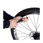 Bomba de aire pequeña para bicicleta color negro segunda vista
