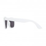 Gafas de sol de plástico reciclado con lentes ahumadas UV400 color blanco vista lateral
