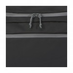 Mochila deportiva reciclada resistente al agua con varios bolsillos color negro vista detalle 1
