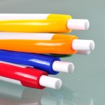 Bolígrafo de plástico con clip de color y pulsador tinta negra vista de ambiente