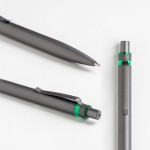 Bolígrafo de aluminio reciclado con detalle a color tinta azul vista de ambiente
