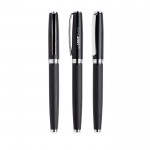 Roller de metal elegante con cuerpo con relieve y tinta negra color negro vista con logo impreso