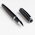 Roller de metal elegante con cuerpo con relieve y tinta negra vista de ambiente