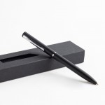 Bolígrafo lujoso de metal en colores mate con funda tinta azul vista de ambiente