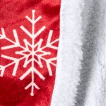 Manta con decoración navideña color rojo cuarta vista