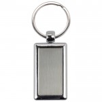 Llavero rectangular con lado de plástico de color y aro de metal vista 2
