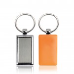 Llavero rectangular con lado de plástico de color y aro de metal color naranja