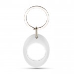 Llavero con forma ovalada que tiene moneda para carro interior color blanco