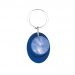 Llavero con forma ovalada que tiene moneda para carro interior color azul real vista 1