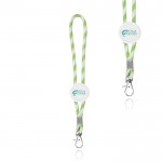 Llavero alargado tipo lanyard que es ajustable y lleva mosquetón color verde claro