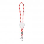 Llavero alargado tipo lanyard que es ajustable y lleva mosquetón color rojo