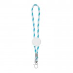 Llavero alargado tipo lanyard que es ajustable y lleva mosquetón color azul claro