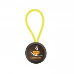 Llavero de forma ovalada con cuerda y papel insertado a una cara color amarillo vista con logo impreso