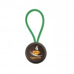 Llavero de forma ovalada con cuerda y papel insertado a una cara color verde vista con logo impreso