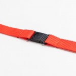 Lanyard de RPET con cierre de seguridad y mosquetón metálico 3cm color rojo vista detalle 4