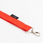 Lanyard de RPET con cierre de seguridad y mosquetón metálico 3cm vista de ambiente