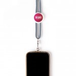 Cordón para llevar el móvil de RPET con pieza regulable color gris claro vista con logo impreso