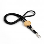 Lanyard ecológico con diseño tubular y ajuste hecho de bambú color negro vista de ambiente