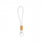 Llavero de estilo tubular de poliéster con ajuste de bambú color blanco vista con logo impreso