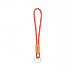 Llavero de estilo tubular de poliéster con ajuste de bambú color rojo vista con logo impreso