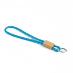 Llavero de estilo tubular de poliéster con ajuste de bambú color turquesa vista 1