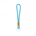 Llavero de estilo tubular de poliéster con ajuste de bambú color turquesa vista con logo impreso