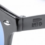 Gafas de sol rPET con lentes efecto espejo color negro quinta vista