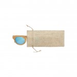 Gafas de bambú con lentes efecto espejo en bolsa con cierre de cordón color madera vista de ambiente