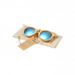 Gafas de bambú con lentes efecto espejo en bolsa con cierre de cordón color madera