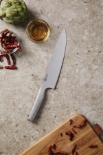 Cuchillo de cocinero de acero japonés color plateado vista de ambiente 2