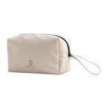 Neceser de cuero sintético con bolsillo principal con cremallera color beige vista con logo impreso